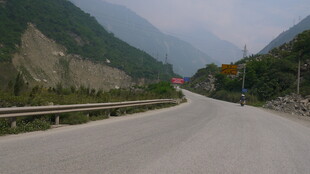 山间蜿蜒公路风景