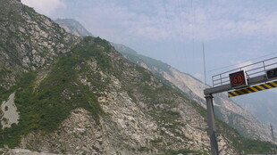 悬崖边的惊险运输场景