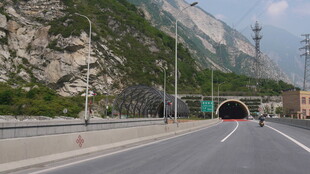 公路旁山体隧道入口景象