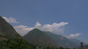 蓝天白云下的秀丽山峦