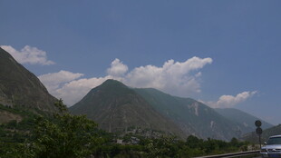 山间美景 蓝天白云映青山