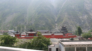 山间古建筑群风景秀丽