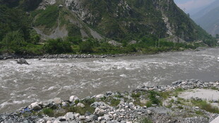 湍急河流与巍峨山峦