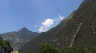 山间美景 蓝天白云映青山