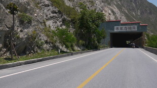 山间公路上的行驶货车