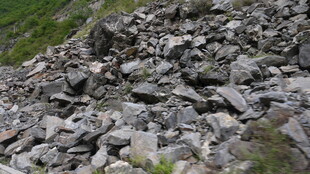 堆积的灰色碎石景观