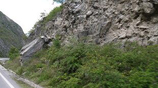 山体落石于路旁