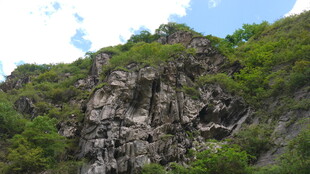 陡峭嶙峋的翠绿山峦