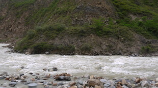 湍急河流与岸边嶙峋石块