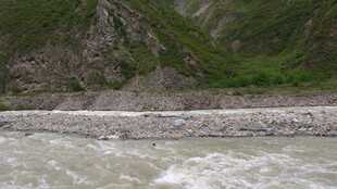 山间湍急河流景观