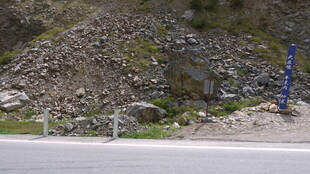 公路旁的山石与绿植景观