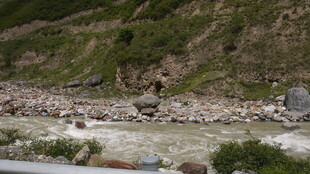 山间湍急河流与碎石景观