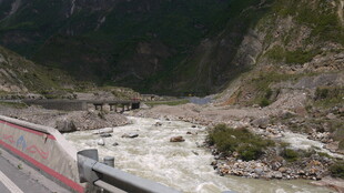 山间湍急河流的壮丽景象