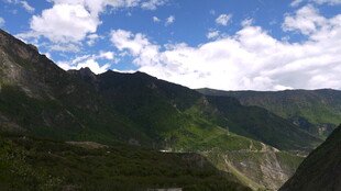 壮丽高山蓝天白云美景