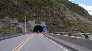 公路尽头的隧道景观