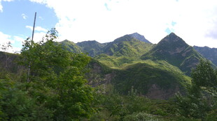 青山绿树间的秀丽山景