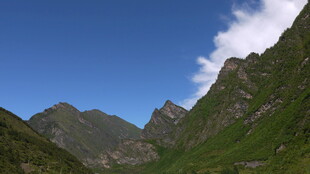 青山蓝天间的秀丽山景