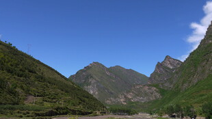 青山蓝天间的秀丽山谷