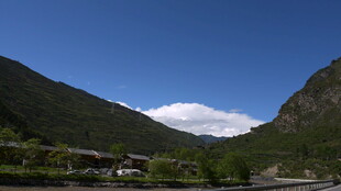 山间美景 蓝天白云青山