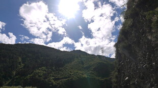 山间蓝天与白云美景