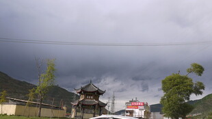 乌云下的乡村景象