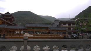 古雅村落依山傍水之景