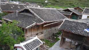 古朴村落瓦房景观