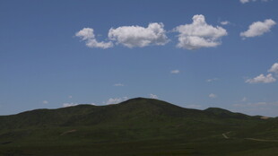蓝天青山间的美丽景致