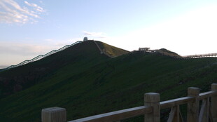 山巅美景 栏杆相伴赏风光