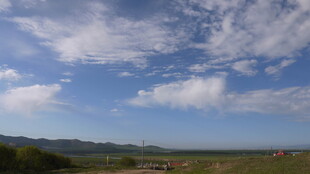 蓝天白云下的开阔原野