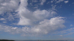 蓝天白云下的开阔景致