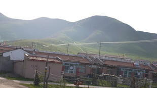 山村民居背靠青山