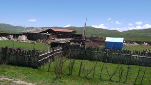 草原边的木屋与围栏