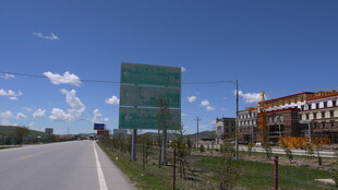 城市道路旁的在建建筑群