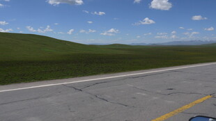 公路延伸至远方风景