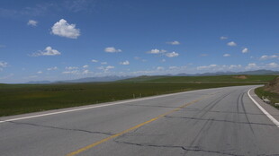 空旷公路伸向远方