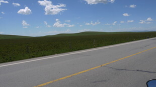 公路伸向远方的开阔风景