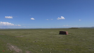 草原旷野中的孤立建筑