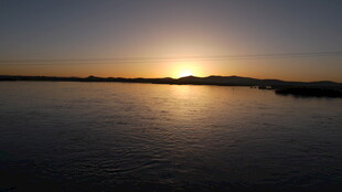 夕阳下的宁静湖面