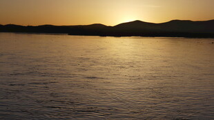 夕阳下波光粼粼的水面