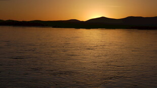 夕阳下的平静湖面