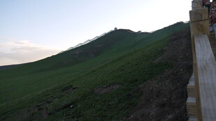 山坡旁的建筑景观