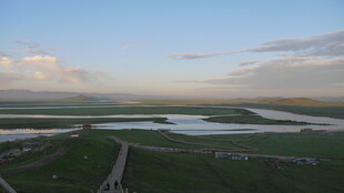 广袤原野上的宁静水域