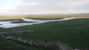 广袤田野中的河流景观