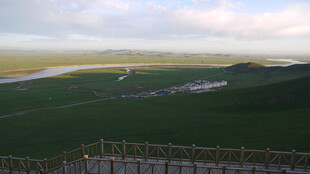 俯瞰广袤原野与蜿蜒河流