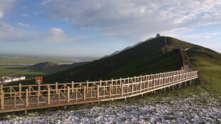 山间木栈道风景