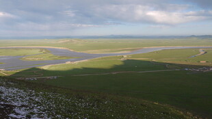广袤草原上的蜿蜒河流