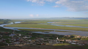 广袤草原河流风光美景