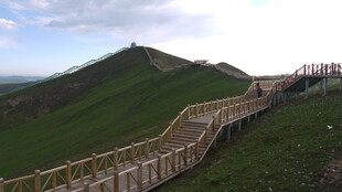 山间木栈道风景