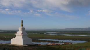 草原上的白色佛塔